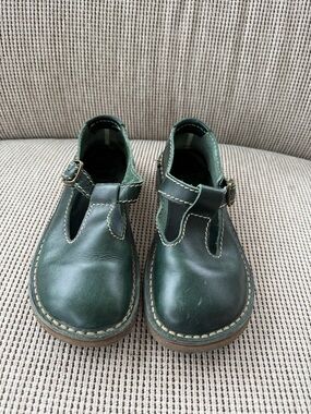 Duckfeet Green Leather T-Strap Lolland Flats with Contrast Stitching